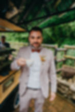 Bräutigam trinkt auf Hochzeit einen Cappuccino am Kaffeemobil