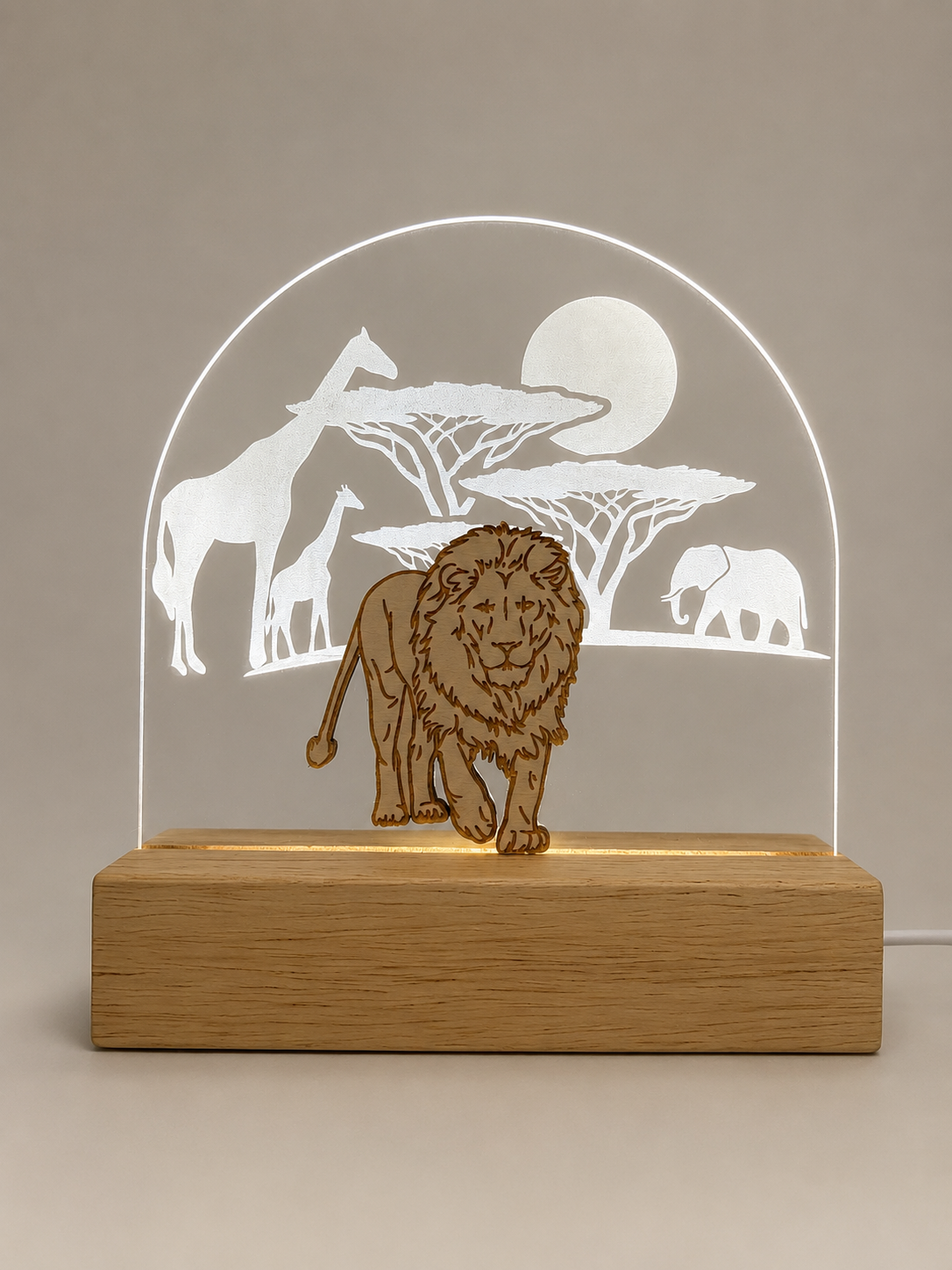 Veilleuse bébé personnalisée savane avec lion en bois et plaque acrylique gravée