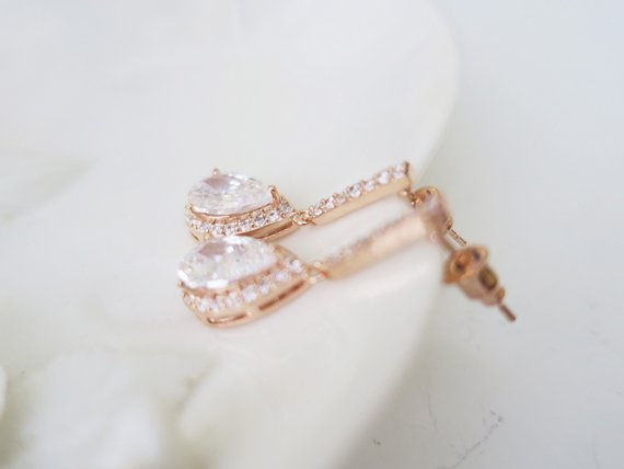 Thumbnail: Arete colgante detalle con gota dorado y rose gold