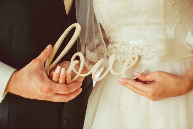 newly-married-couple-holding-the-letters-of-love_1304-622