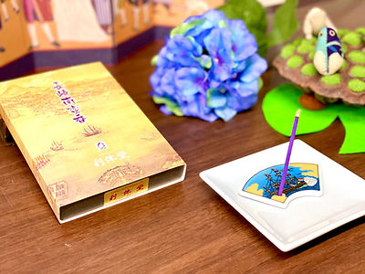 長崎市仏壇・仏具・お香専門店「おぶつだんの利休堂」の店内にかざってある利休堂オリジナルのお香「長崎南蛮香」が香立てにさしてある。アジサイの造花も見える。