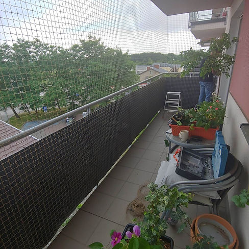 montaż siatki na balkon