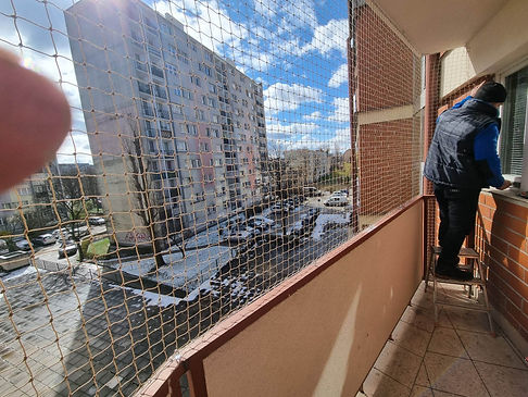 montaż siatki na balkon