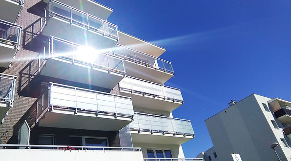 10_Oklejanie-szklanych-balkonow_900x700.