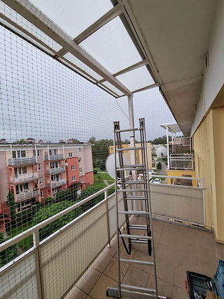 montaż siatki na balkon