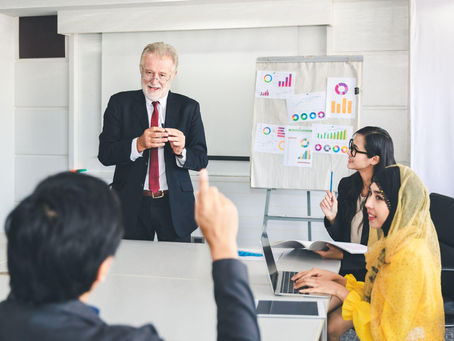 CHE CI FANNO ROGERS E GORDON IN UN'AULA DI FORMAZIONE PER ADULTI?