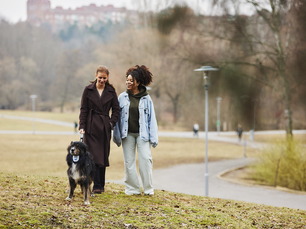 Deux femmes en ballade avec un chien