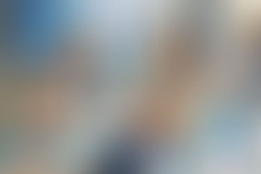 일상생활에서 AI 로봇, 스마트 기기, 가상 체험 등 다양한 인공지능 기술을 즐겁게 활용하는 시니어들"