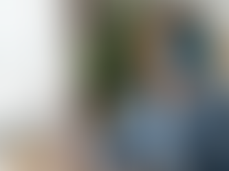 스마트폰을 이용하여 AI와 대화하는 시니어