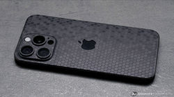 9skin iPhone 15 Pro Honeycomb 03.jpg