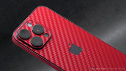 9skin iPhone 15 pro max red carbon 02.jpg