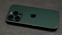 9skin iPhone 14 Pro British Green 03.jpg