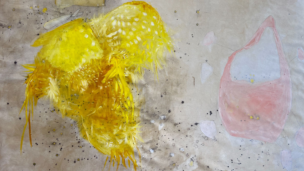 Abstrakte Malerei von Nicola Barth aus der Serie Liminal Frequencies – Fields of Helios. Leuchtende gelbe und zarte rosafarbene Formen stehen in einem offenen, hellen Bildraum. Feine Graphitlinien, punktartige Strukturen und vielschichtige Farbschichten thematisieren Transformation, Resonanz und Wandel.