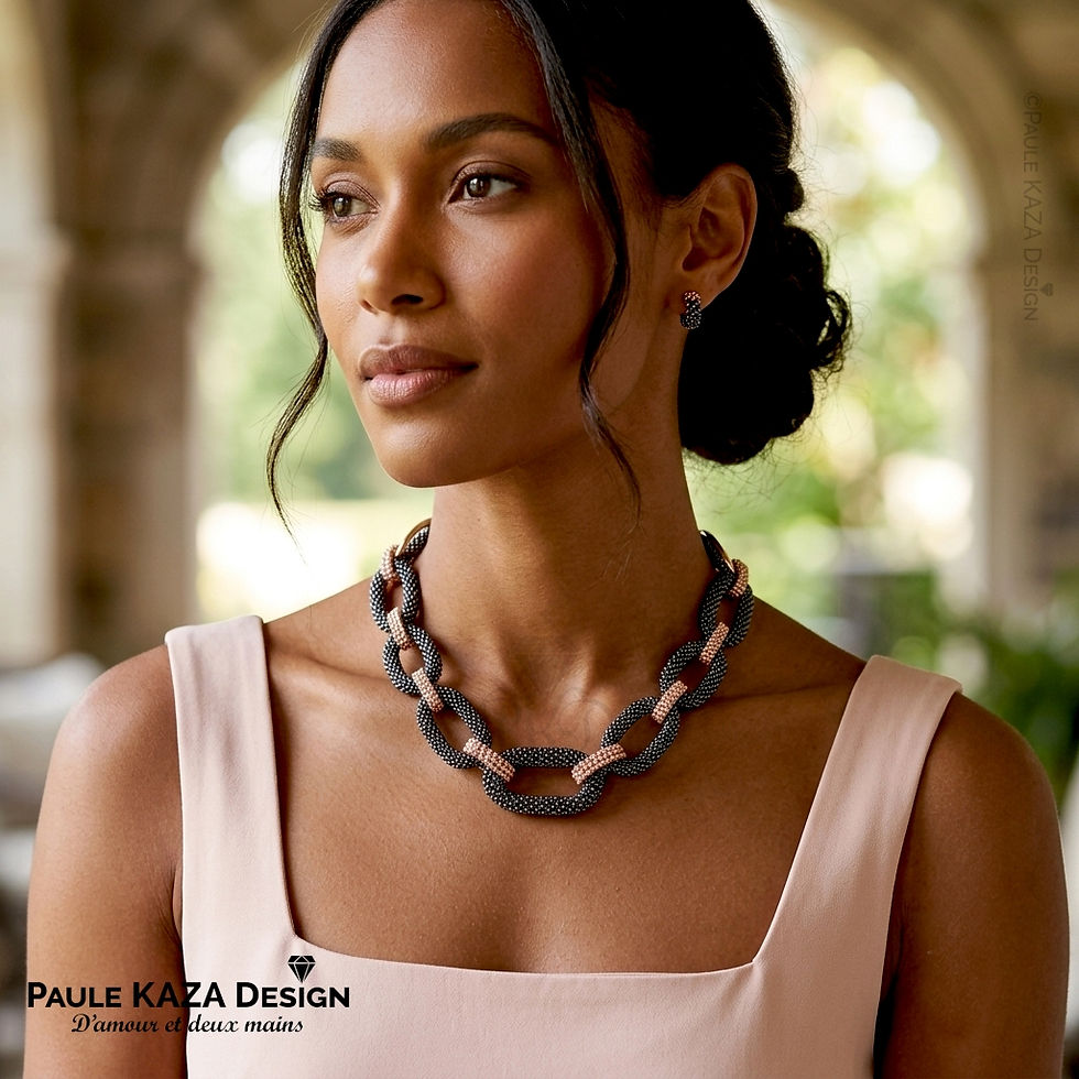 Collier de déclaration géométrique "éclat magnétique" hématite-blush porté par un mannequin -PAULE KAZA DESIGN