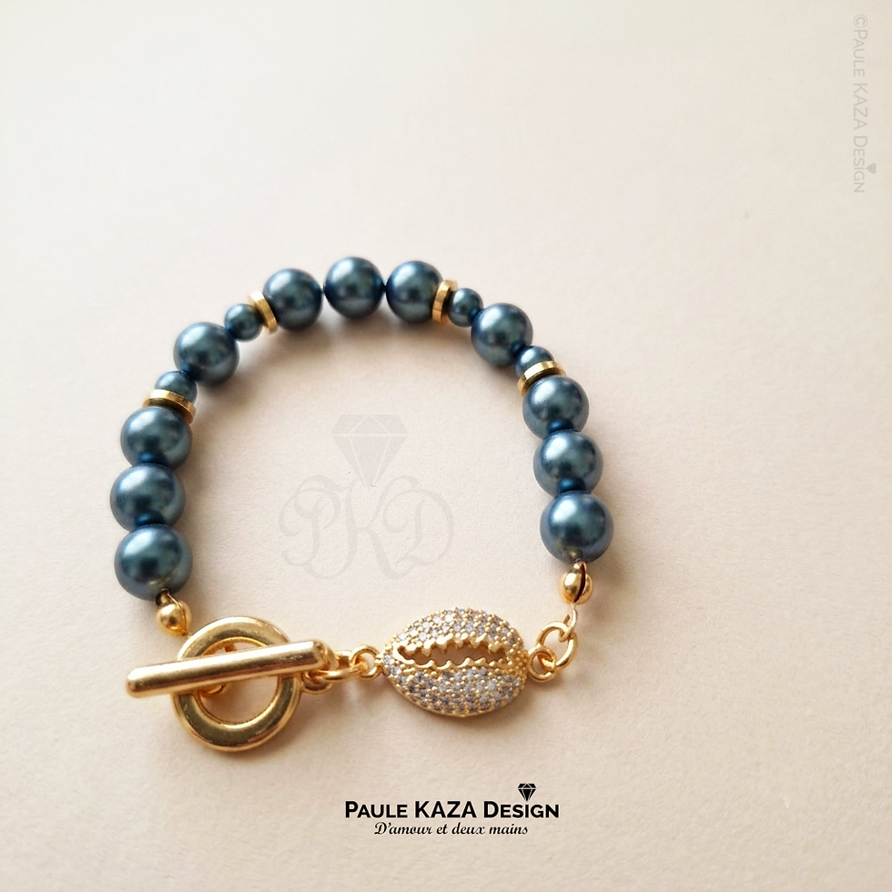 Bracelet toggle en perles nacrées Swarovski , tahitian look pearls et cauri en plaqué or - Depuis paulekazadesign.com