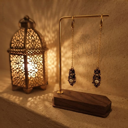 boucles-doreilles-pendantes-lanternes-ivoires-or-mise-en-scene.jpg