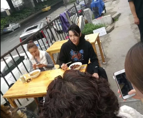 Kris Wu offers dinner to fans after concert in Nanjing