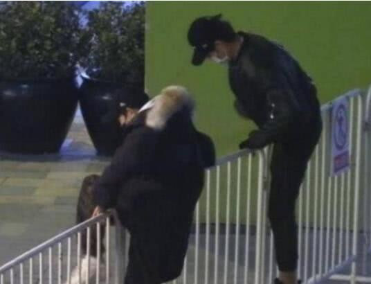 Wang Yuan and Chinese actor Wei Daxun climbed over a barrier to cross a street