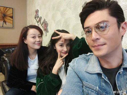 New Weibo picture of Wallace Huo and Yang Mi