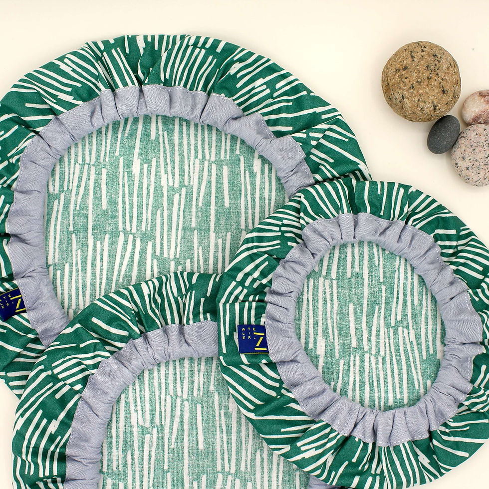 Lot de trois charlottes à plat en coton enduit vert à motif graphique, différentes tailles