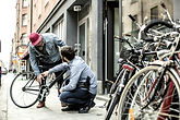 Deux hommes de vélos magasin