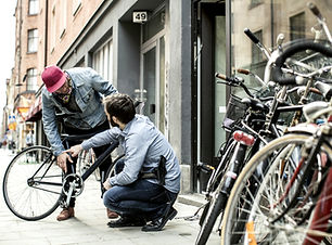 Deux hommes de vélos magasin