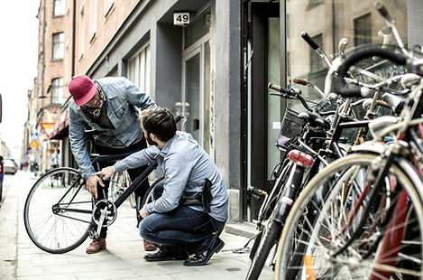 Dois loja de bicicleta Man