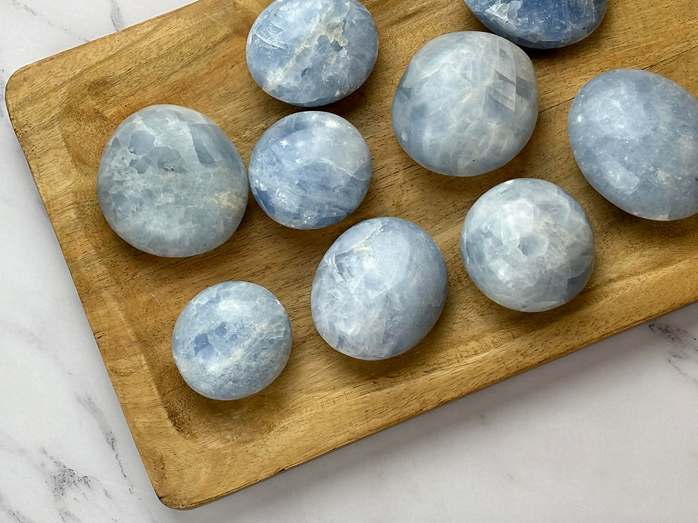 Ensemble de galets en calcite bleue sur plateau en bois