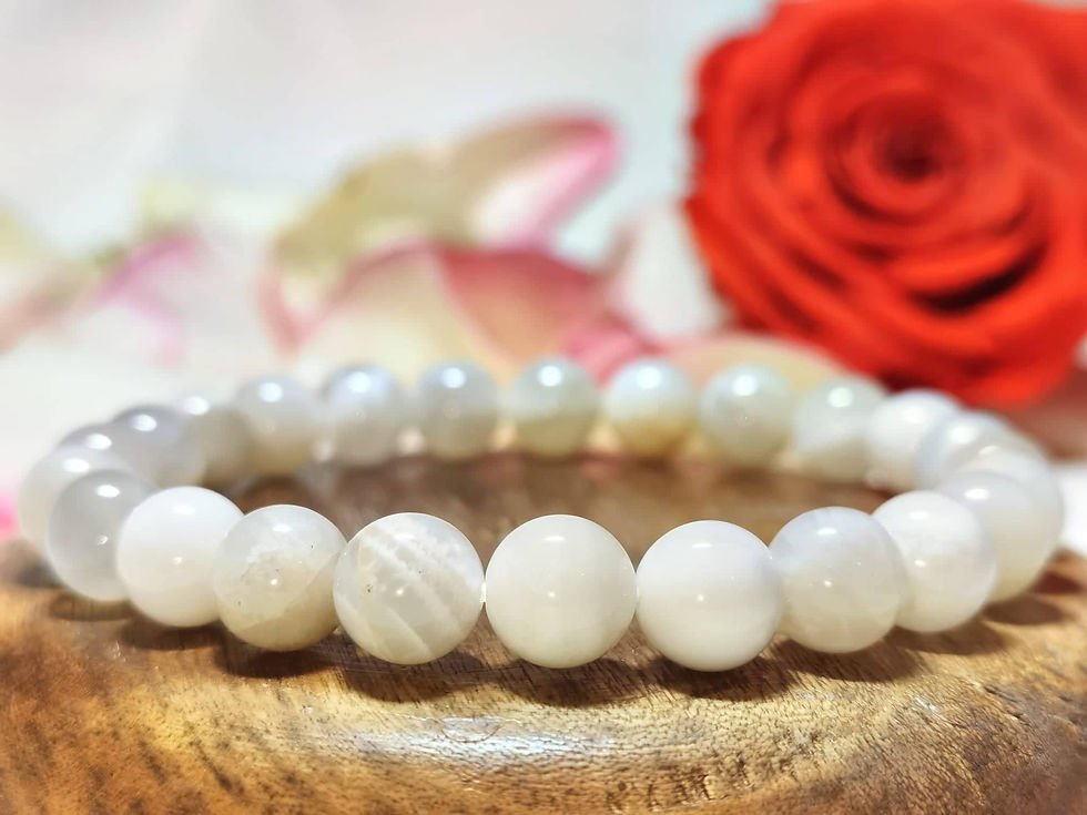 Miniature : Bracelet en pierre de lune blanche sur un plateau en bois