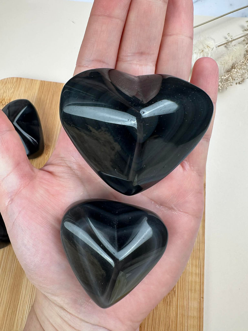 Miniature : Coeur en obsidienne œil céleste tenue dans la main pour voir la taille