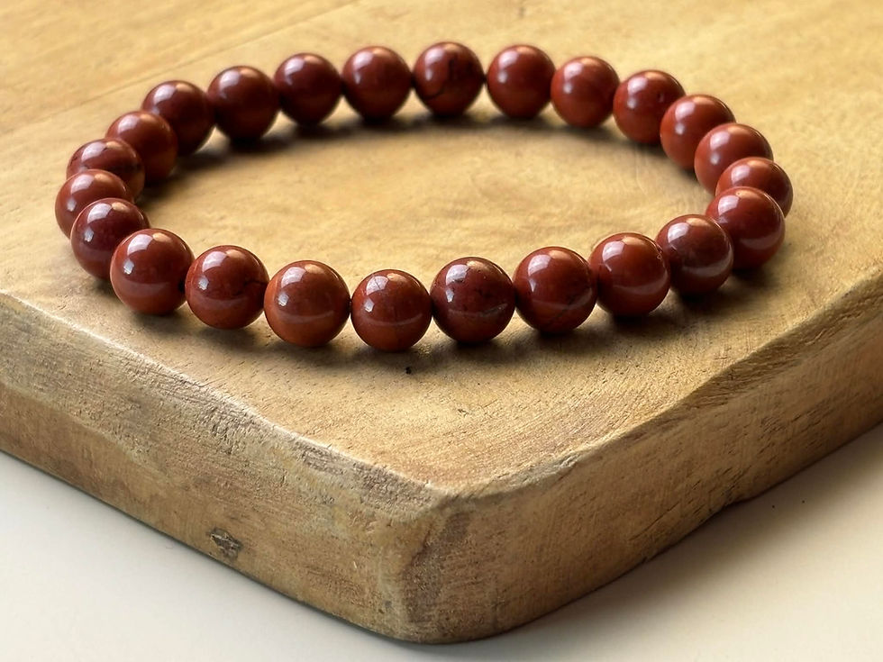 Bracelet en Jaspe rouge sur un plateau en bois