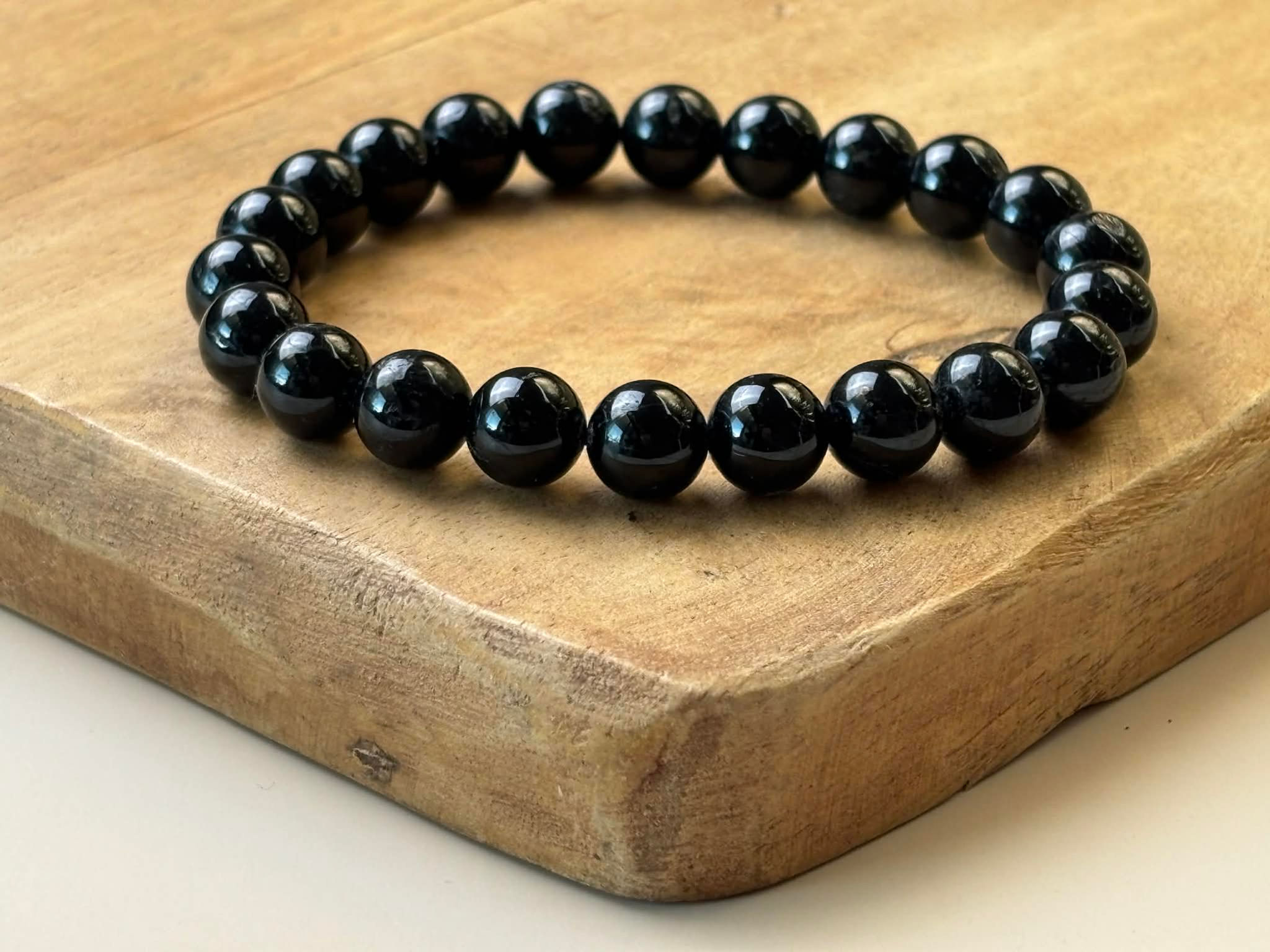 Bracelet en Tourmaline noire sur un plateau en bois