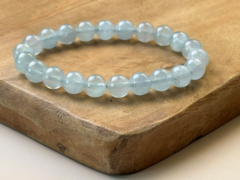 Bracelet en Aigue Marine sur un plateau en bois