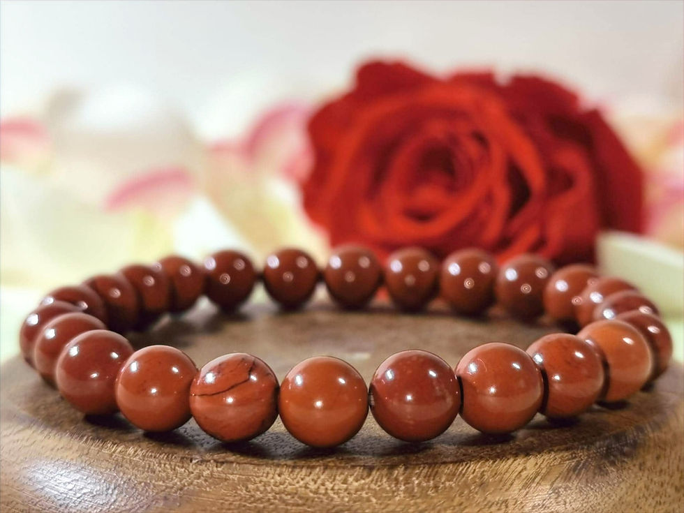 Miniature : Bracelet en Jaspe rouge sur un plateau en bois en vue rapprochée