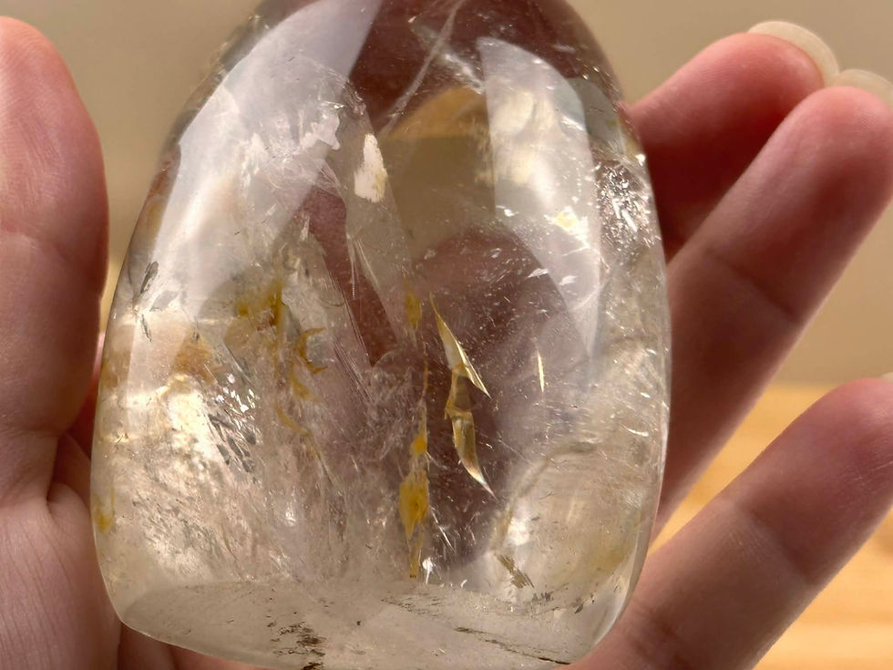 Miniature : gros plan cristal de roche avec inclusions naturelles pierre forme libre