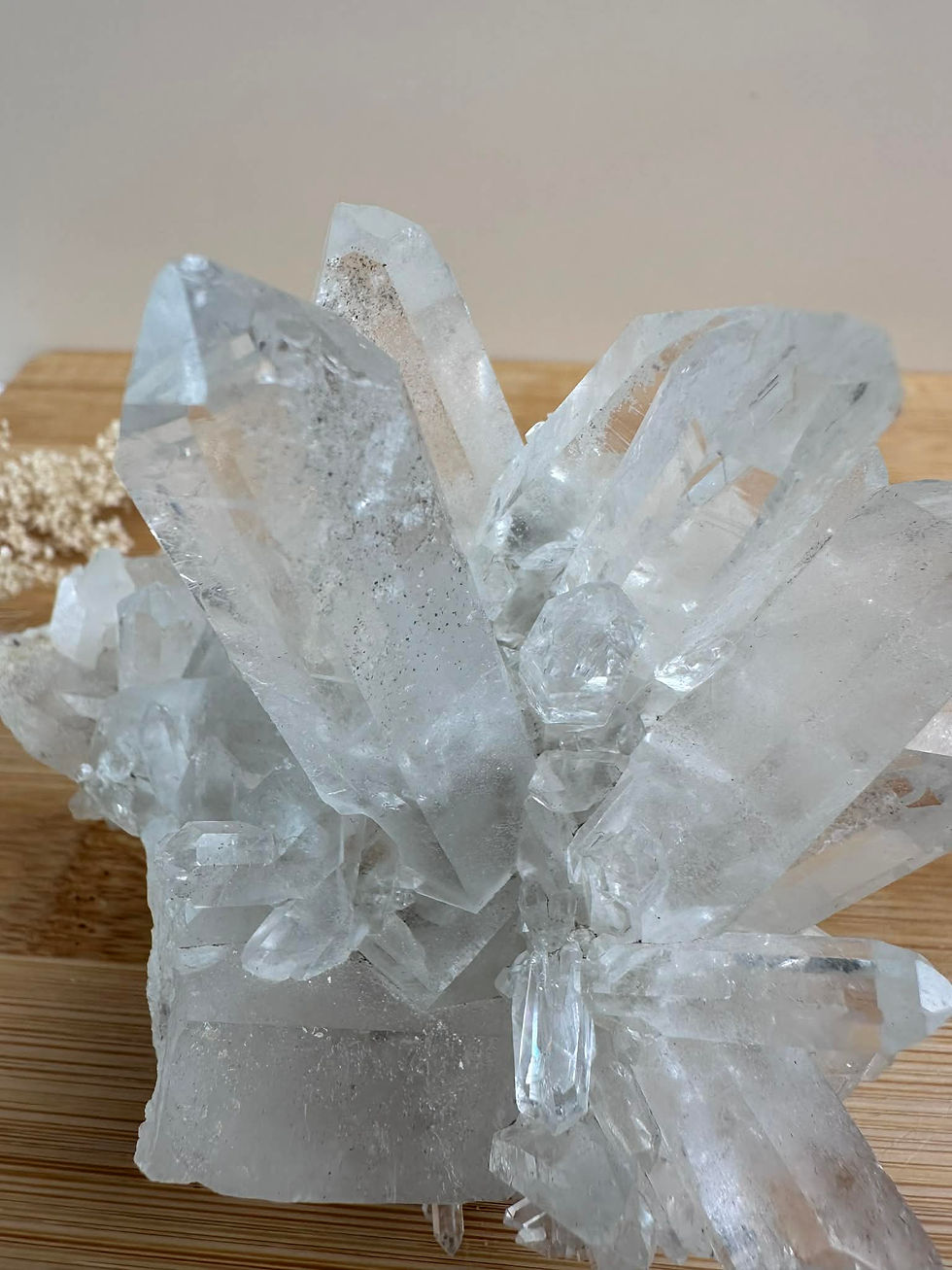Miniature : Amas de cristal de roche sur un plateau en bois vue sur les détails