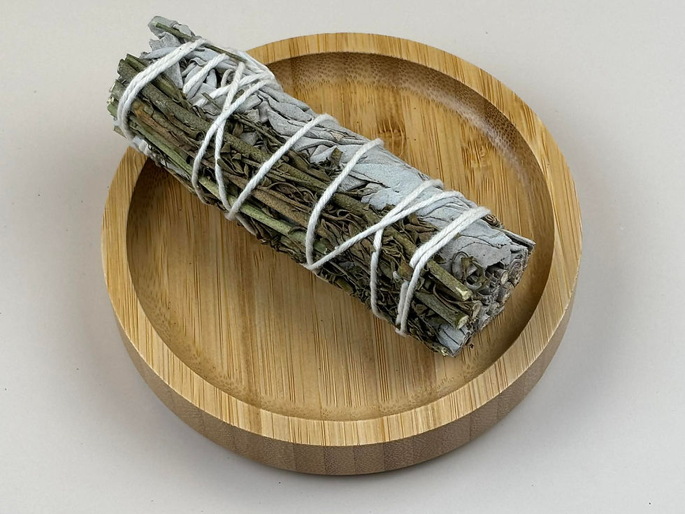 Fagot de sauge blanche et arruda pour fumigation sur un bol en bois