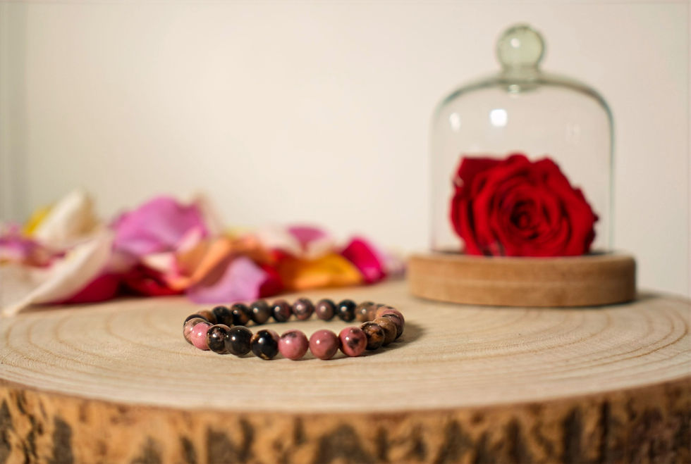 Miniature : Bracelet en Rhodonite sur un plateau en bois ave une rose rouge en décor