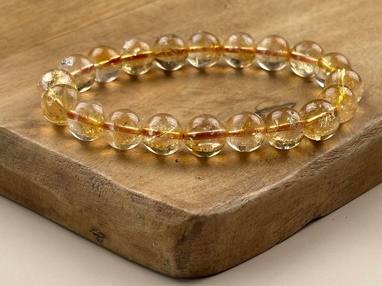 Miniature : Bracelet en citrine en perles de 10 mm sur un plateau en bois