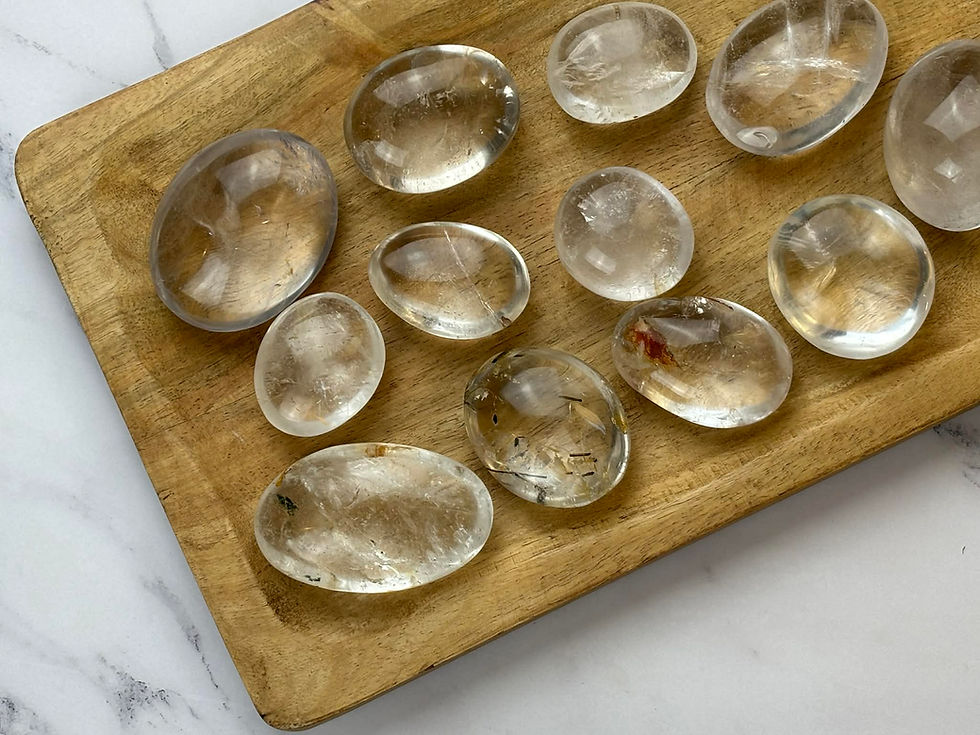 Miniature : Galet en cristal de roche naturel poli disposé sur plateau en bois