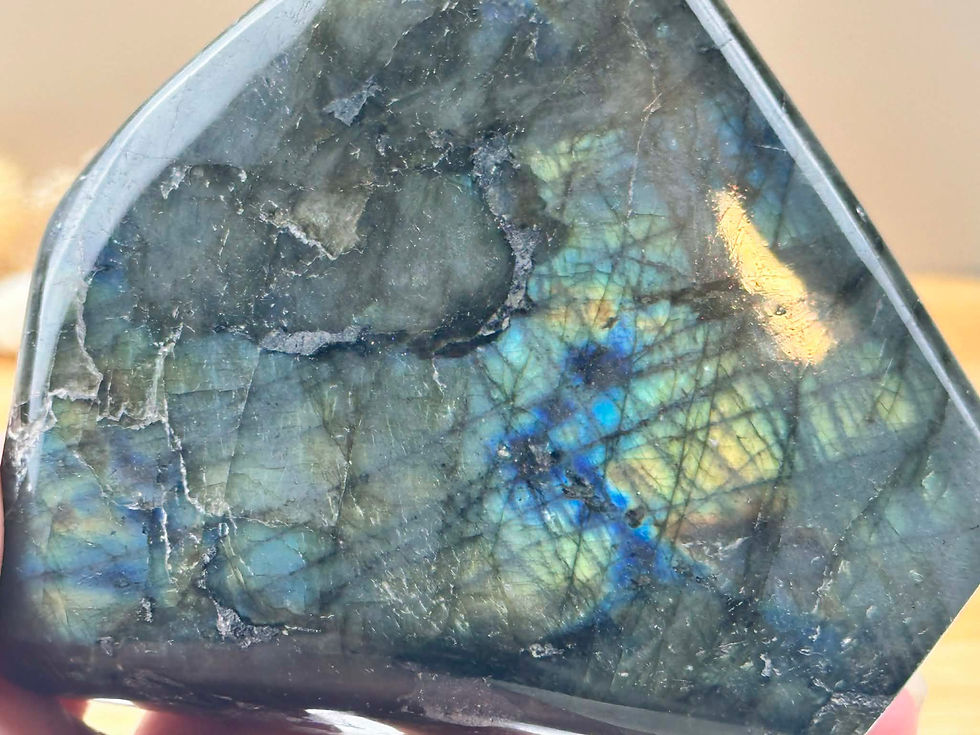 Miniature : Labradorite en forme libre en vue rapprochée