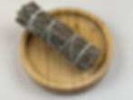 Fagot de copal pour fumigation sur un bol en bois