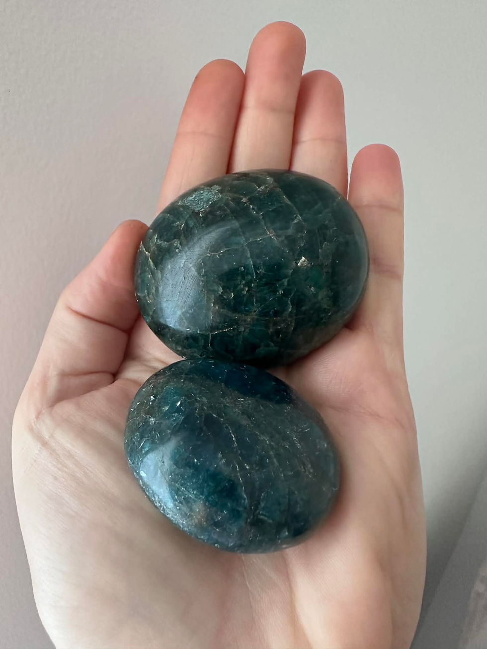 Miniature : Galet apatite bleue naturel tenu dans la main pour montrer la taille