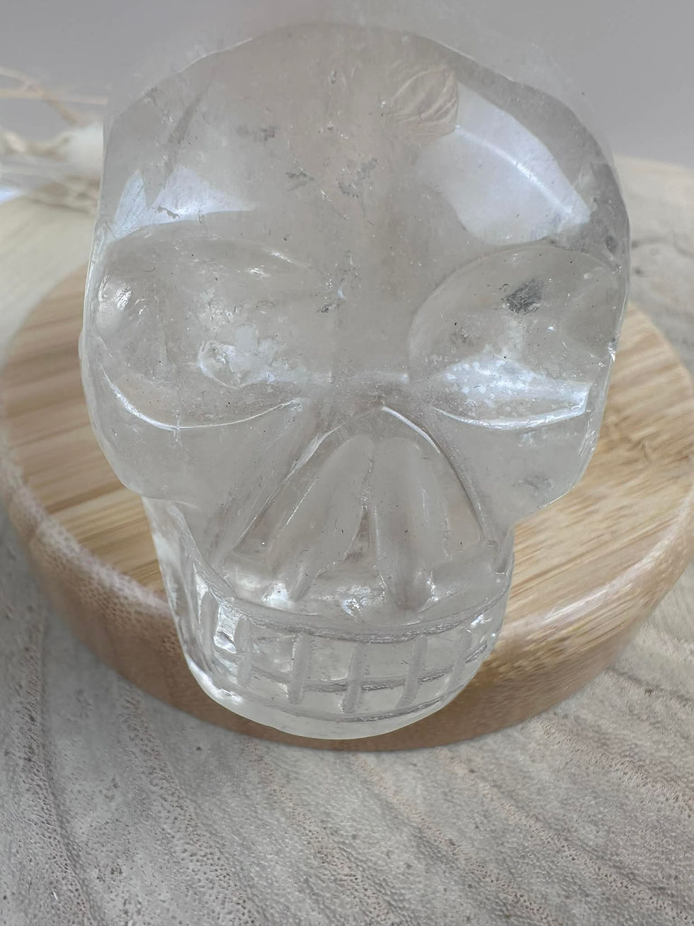 Miniature : Crâne en cristal de roche sur un plateau en bois vue de face zoomé