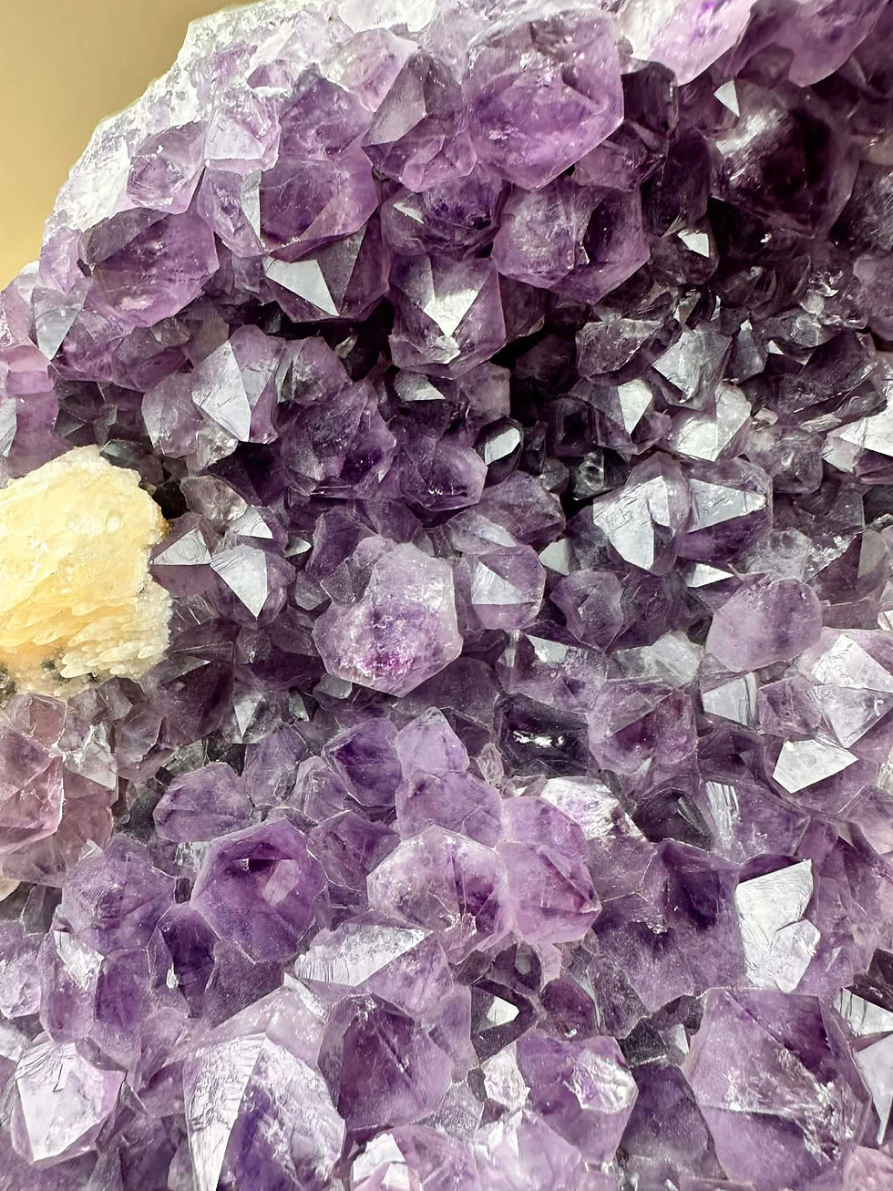 Miniature : Vue rapprochée sur une grosse druse d'améthyste avec inclusion de calcite de 5kg