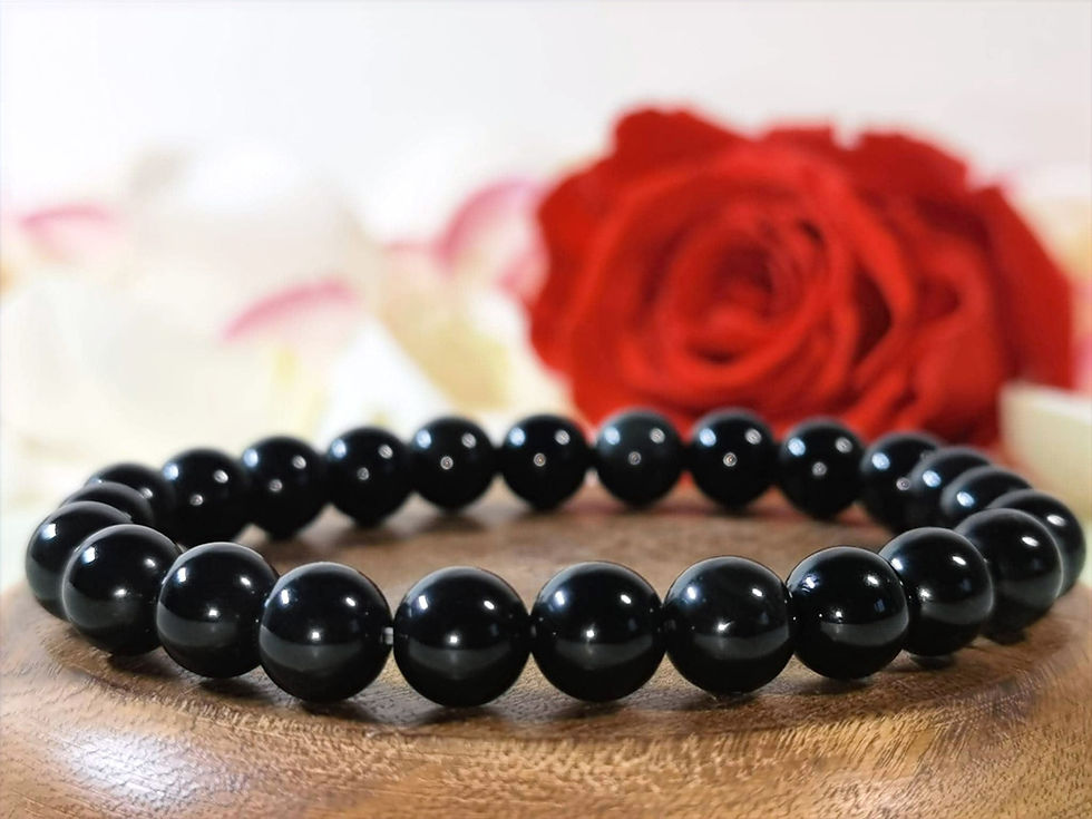 Miniature : Bracelet en Tourmaline noire sur un plateau en bois en vue rapprochée