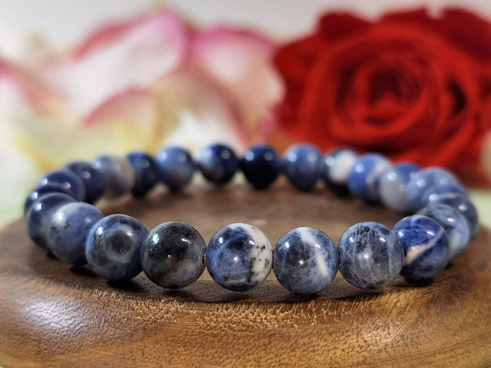 Miniature : Bracelet en Sodalite sur un plateau en bois en vue rapprochée