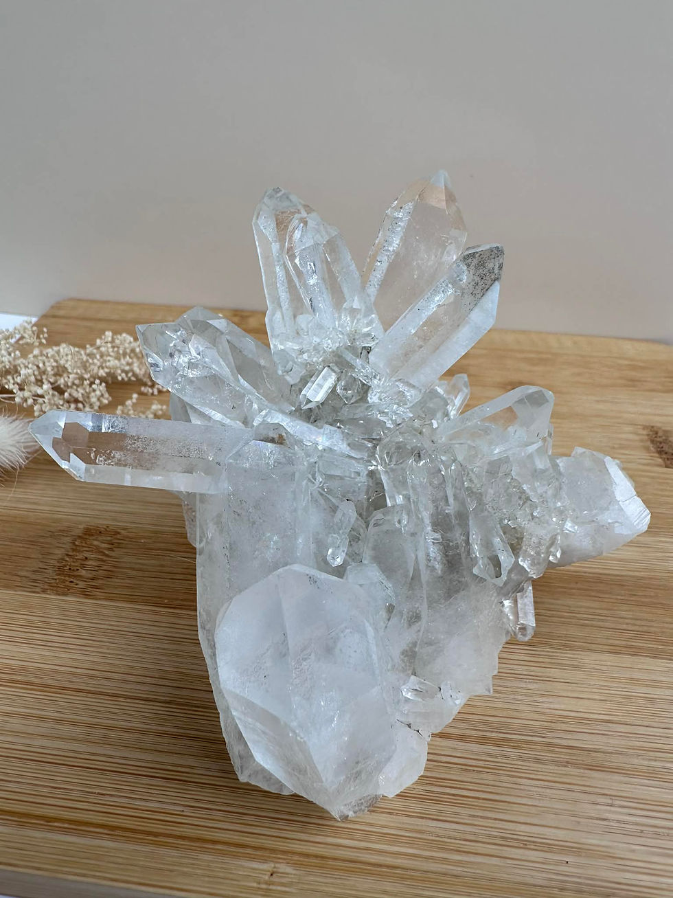 Miniature : Amas de cristal de roche sur un plateau en bois en gros plan sur les détails