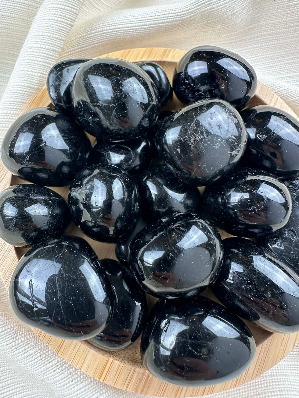 Miniature : Pierre roulée tourmaline noire vue rapprochée