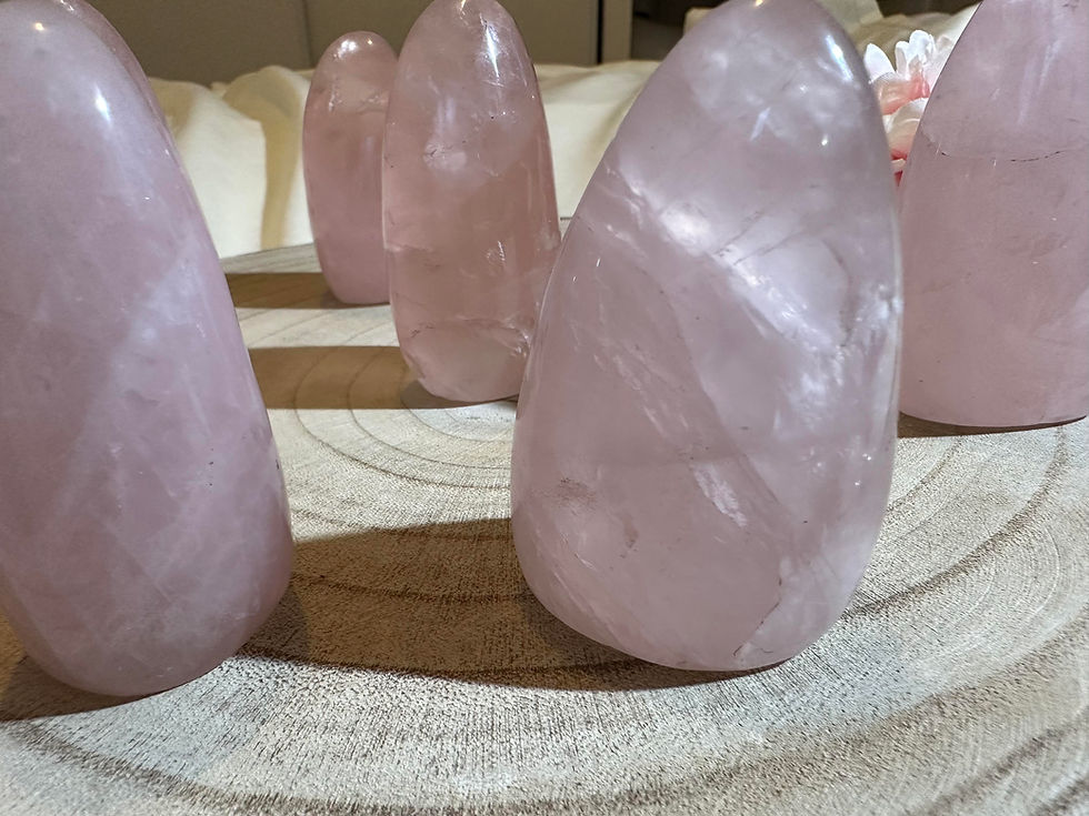 Miniature : Petites forme libre en quartz rose sur un plateau en bois en vue rapprochée